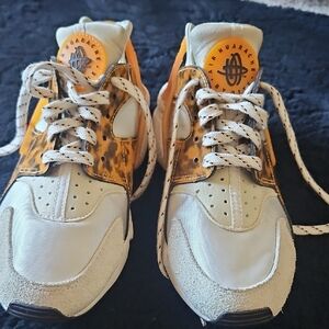 Nike Womens Air Hurache Run OG Tortoise Shell Curry. Womens US Size 10
